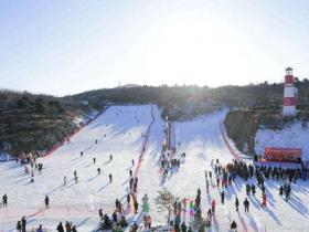 天津首届大众冰雪开板节拉开帷幕