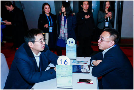 jiang jingen ,executive vice president of es ,communicates with business representatives