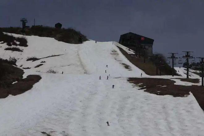 雪季最后一天，滑雪者在八方尾根滑雪场滑雪